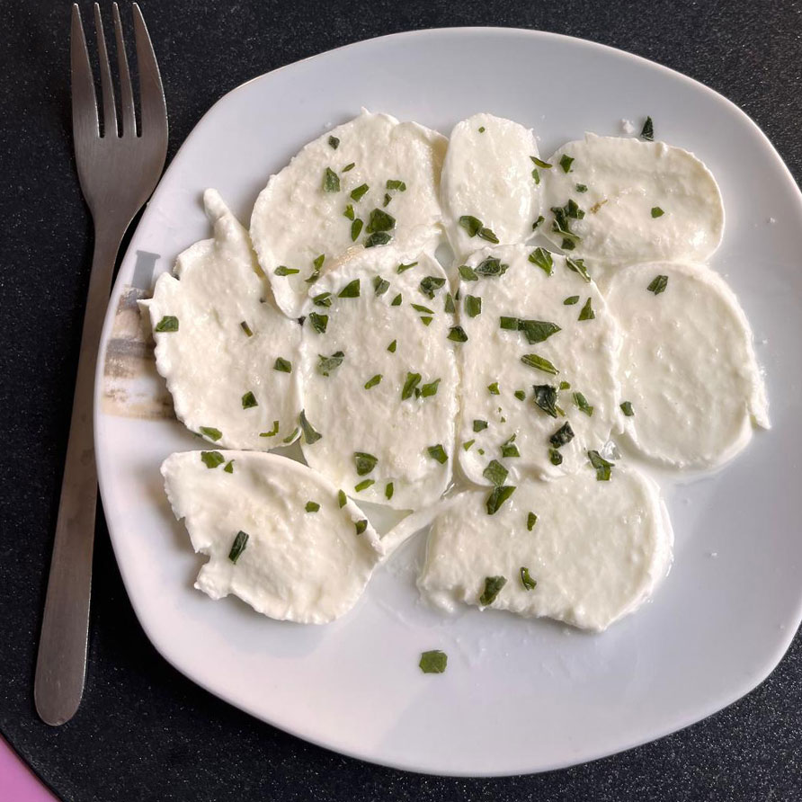 Mozzarella di bufala à l'huile TCM et basilic